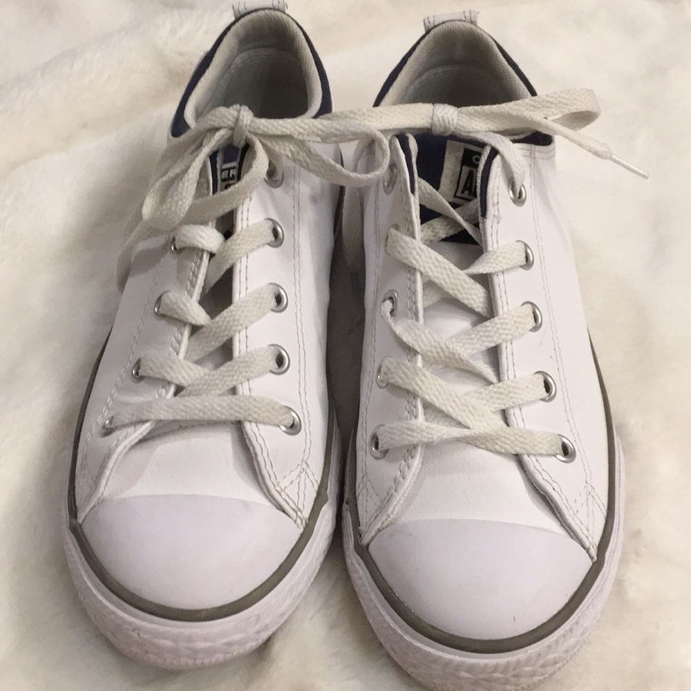 Converse leather sneaker. Size 3, comfy!